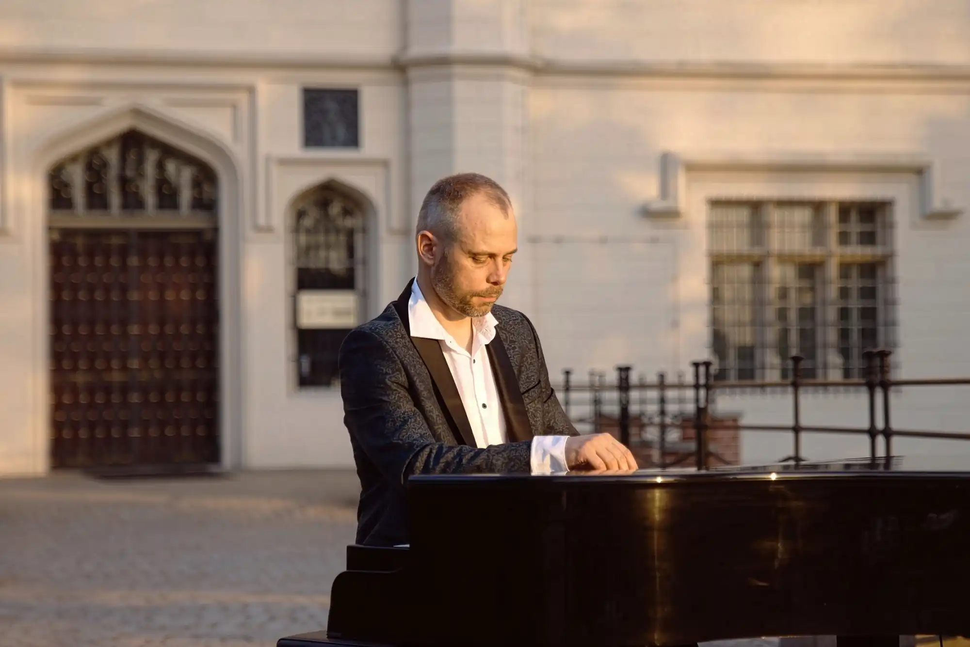 Oprawa muzyczna - Pianista Solo Oprawa muzyczna pianista solo gra przy zamku w Kórniku